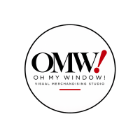Logotipo de Oh My Window!, estudio creativo especializado en escaparatismo y visual merchandising, con dise&ntilde;o circular en blanco y negro, detalles en rojo y est&eacute;tica elegante y editorial.