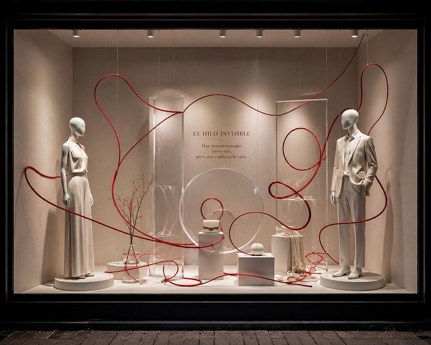 El Hilo Invisible — Diseño conceptual de escaparate inspirado en la conexión entre moda, espacio y movimiento. Una propuesta de escaparatismo y visual merchandising de Oh My Window! que utiliza líneas, composición y elementos suspendidos para crear una experiencia visual elegante, minimalista y contemporánea.